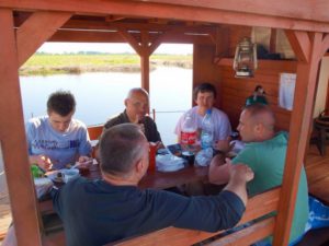 Spływ chatą na tratwie