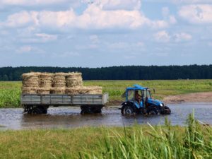 rzeka Biebrza - przeprawa traktorem