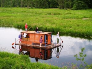 Spływ chatą na tratwie