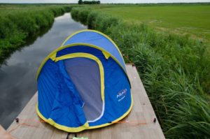 Czas w Dolinie Biebrzy - lato. Namiot na dachu tratwy