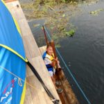 Młody flisak na tratwie