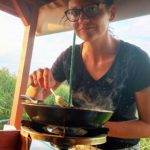 Przygotowywanie śniadania na tratwie