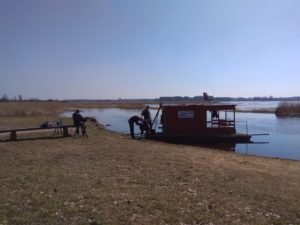 Łukasz Długowski na tratwie