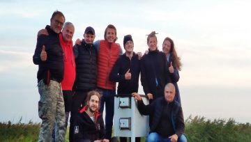 Karol Okrasa łamie przepisy płynąc tratwami Biebrzą